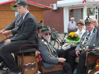 Sch&uuml;tzenfestumzug durch Kirchhatten zum Sch&uuml;tzenhof