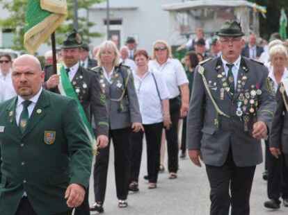 Sch&uuml;tzenfestumzug durch Kirchhatten zum Sch&uuml;tzenhof