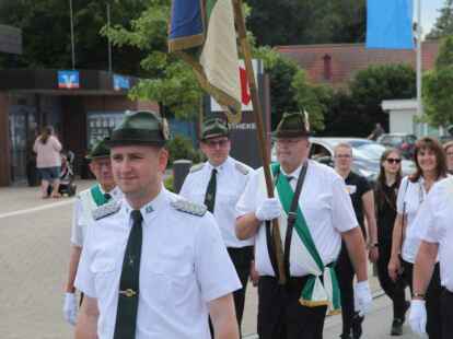 Sch&uuml;tzenfestumzug durch Kirchhatten zum Sch&uuml;tzenhof