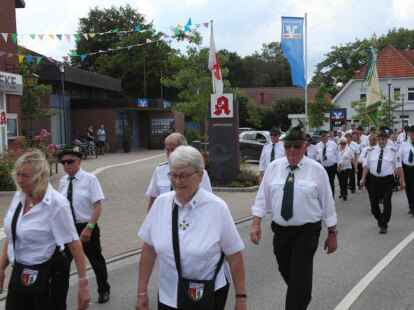 Sch&uuml;tzenfestumzug durch Kirchhatten zum Sch&uuml;tzenhof