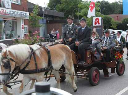 Sch&uuml;tzenfestumzug durch Kirchhatten zum Sch&uuml;tzenhof