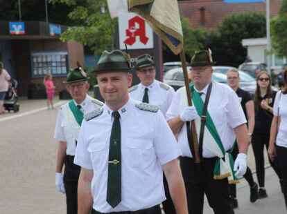 Sch&uuml;tzenfestumzug durch Kirchhatten zum Sch&uuml;tzenhof