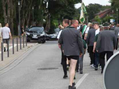 Sch&uuml;tzenfestumzug durch Kirchhatten zum Sch&uuml;tzenhof
