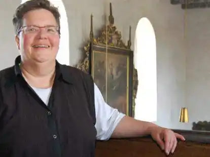 Pastorin Birgit Fa&szlig; leitet den Gottesdienst.