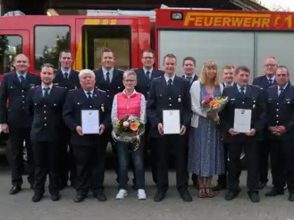 Ehrungen und Bef&ouml;rderungen (von links): Thorsten Diedrichs, Tim Bachmann, Andreas A&szlig;mann, J&uuml;rgen Proske, Sascha Potthoff, D&ouml;rte Proske, Sebastian Neubacher, Benjamin Seeber, Ben Junge, Dorit Behrends, Martin Behrends, Jan Behrends, Uwe Behrens, Hartmut Schaffer und B&uuml;rgermeister Henning Dierks.