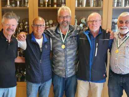 Freuen sich &uuml;ber ihre Erfolge (v.l.): Uwe Jacobs, Dieter B&ouml;hm, Dieter Oehlschl&auml;ger, Bernfried J&uuml;chter und Gerhard L&uuml;r&szlig;en.