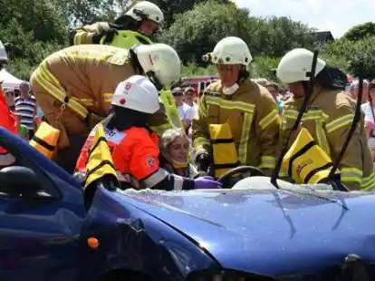 Eines der &bdquo;Highlights&ldquo;: Die Feuerwehr zeigte, wie Personen aus einem Autowrack geborgen werden.