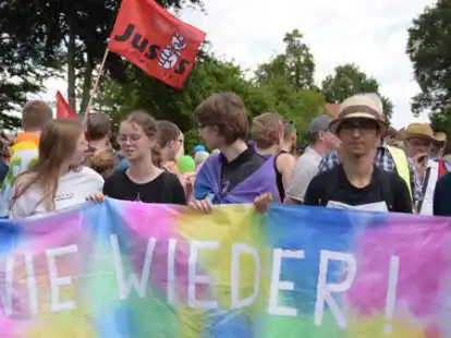 Die AfD Niedersachsen ist heute in Brettorf. Fast 1000 Menschen sind bei einem Protestmarsch dabei.