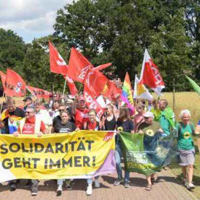 Mehr als 500 Teilnehmer marschierten bei der Demo gegen die AfD-Versammlung durch Brettorf.