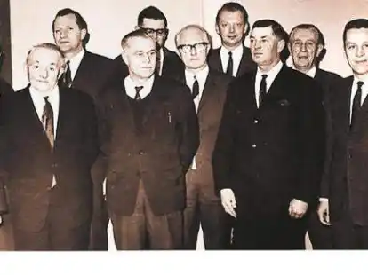 Der Rat der Gemeinde Sillenstede nach seiner letzten Wahl mit den Ratsherren (von links) Bernhard Conring, Otto Frerichs, Heinrich Eggers, Hans Jacobs, Johann Ohmstede, Carl-Gerhard Reents, Gemeindedirektor Kuno Oncken, Heinrich Duden, Hans Eilts, Hermann Margner, Helmut Schiller und B&uuml;rgermeister Karl Harms. Die letzte Sitzung fand am 19. Juni 1972 statt.