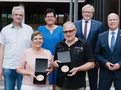Marianne Kr&uuml;ger (unten links) und Ulrich Taphorn (unten rechts) erhielten die gro&szlig;e Stadtmedaille in Gold vom Vorsitzenden des Ausschusses f&uuml;r Schule, Kultur und Sport Peter Willenborg (obere Reihe, von links), Elsbeth Schl&auml;rmann, Norbert Bockstette und Gert K&uuml;hling.