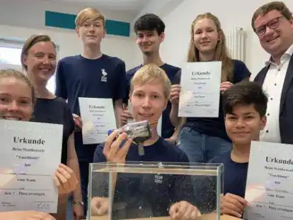 Stolz auf ihren Erfolg: Die Mitglieder der Physik AG haben in Duisburg den ersten Platz ergattert. Von links: Maja Macht, Nicole Rinke (Lehrerin), Oke Garn, Jonas Valdivia-Stra&szlig;er, Oliver Schwarz, Ida Macht, Christian M&uuml;ller (Schuldirektor) und Tamino Eckernkamp