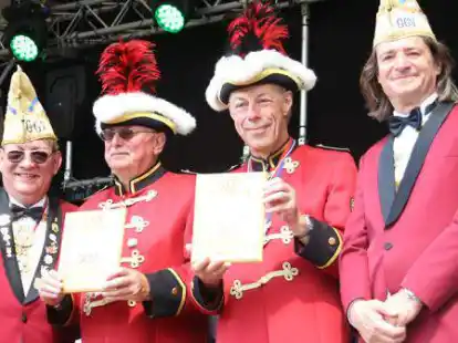 GGV-Pr&auml;sident Thomas Tesch (von links) und Vizepr&auml;sident Henning Adler (rechts) ehrten Lothar Meyer und Dieter Meyer vom Spielmannszug Ganderkesee f&uuml;r 50-j&auml;hrige Teilnahme am Fasching.