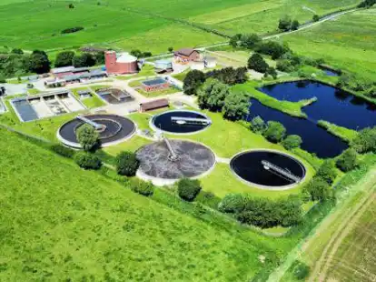 Die bisherige Schlammfaulungsanlage der Kl&auml;ranlage Varel (hinten auf dem Luftbild zu erkennen) stammt aus dem Jahr 1968.