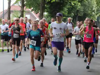 Gleich  nach dem Startschuss des K&uuml;stenkanallaufs in Kampe wurde Tempo aufgenommen.
