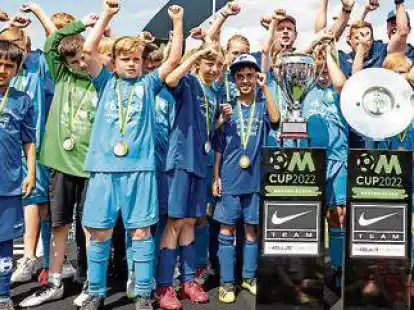 Bar&szlig;eler Treffen auf dem Siegerpodest: Die zweite und die erste Mannschaft des STV feierten Platz drei und vier in der Leistungsklasse III.    