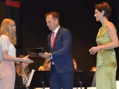 Die Vorsitzende des F&ouml;rdervereins, Walburga Abeln (von rechts) und Schulleiter Ralf G&ouml;ken &uuml;berreichten den Abiturienten die Zeugnisse.