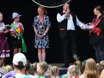 Zeremonie auf der B&uuml;hne des Kinderfaschings: (v. l.) Jette I. und Toni I. ehren Manuela Westermann, daneben dankt Kinderfaschingsleiter Alexander Meyer  seiner Frau Katrin.