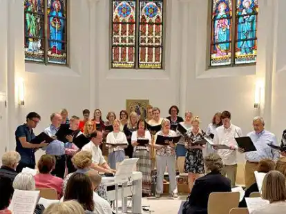 Beim Mitsingkonzert in Varel begr&uuml;&szlig;ten Chor und Publikum den Sommer.