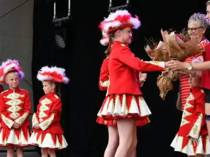 Merle Clau&szlig;en und Ute Tober (von rechts) sind von der Roten Garde nach deren Auftritt beim Kinderfasching geehrt worden.