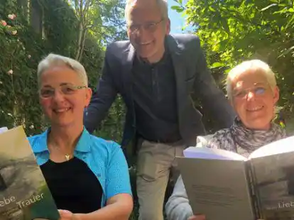 Meike Dismer (links) und Bettina Ebert freuen sich gemeinsam mit Verleger Florian Isensee &uuml;ber die Ver&ouml;ffentlichung des Buches  &bdquo;So viel Liebe in deiner Trauer&ldquo;.