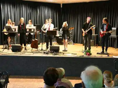 Die Sch&uuml;lerband spielte auf dem Ehrenamtstag in der Peter-Ustinov-Schule.
