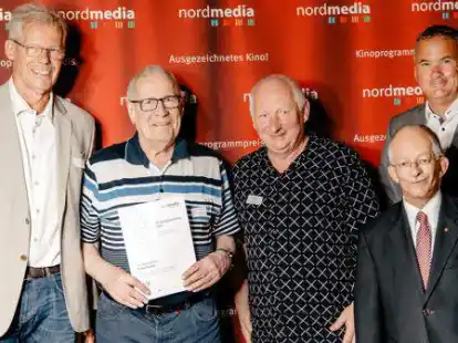 Freuen sich &uuml;ber die Auszeichnung (von links): Jochen Coldewey (Nordmedia), Michael Prochnow und Heinz Rigbers (beide LilI-Servicekino), Staatssekret&auml;r Dr. J&ouml;rg Mielke und Mike Schmidt (B&uuml;rgermeister Bad Nenndorf).