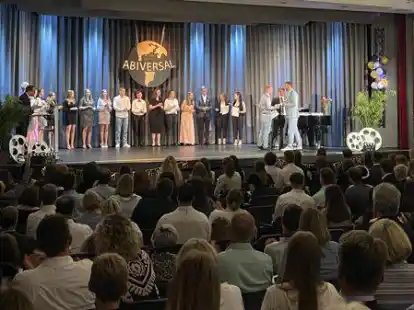 &Uuml;bergabe der Abiturzeugnisse am Gymnasium Westerstede: Der Schulleiter, sein Stellvertreter und der jeweilige Tutor gratulierten auf der B&uuml;hne.