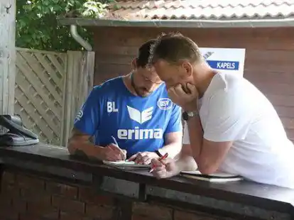 Basteln gemeinsam am Jeddeloher Kader f&uuml;r die Saison 2022/23: Trainer Bj&ouml;rn Lindemann (in blau) und der Sportliche Leiter Olaf Blancke.