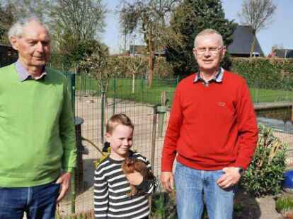 Ein langj&auml;hriger und ein junger Z&uuml;chter des Rassegefl&uuml;gelzuchtvereins Apen-Augustfehn: Johann B&ouml;decker (v.l.) sowie der kleine Jan mit &bdquo;Flecki&ldquo;, rechts Jans Opa, Vorsitzender Ludger B&uuml;nnemeyer.