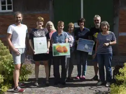 Der Inhaber des Moorriemer Landcaf&eacute;s, Martin Rodewald (links), ist dankbar f&uuml;r die Fotoausstellung der &bdquo;Nat&uuml;rlichter&ldquo;, die zahlreiche Besucher anlockt.