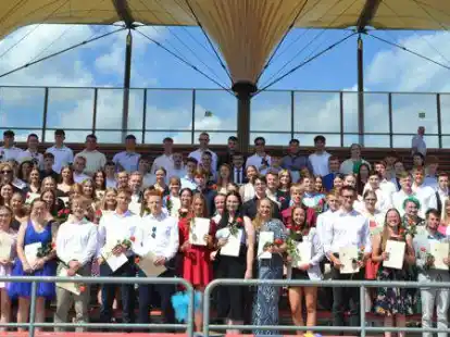Auf der Stadiontrib&uuml;ne: 98 Abiturienten des Landkreisgymnasiums haben im Marschweg ihre Zeugnisse erhalten.