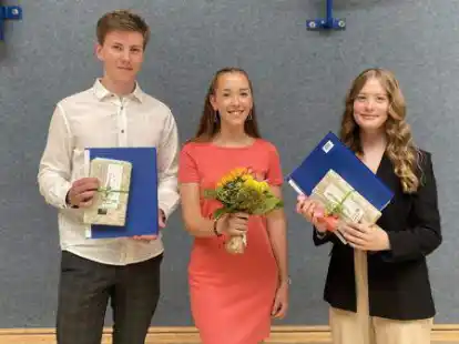 Die Jahrgangsbesten (von links): Leif Henning, Paula Nehmer und Marea Brandt haben ihr Abitur mit der Note 1,0 bestanden.