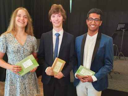 Sie legten mit der Traumnote 1,0 das bestes Abitur hin (v.l.): Jana Meyborg, Michael Wulfers und Jarnithan Ravichandran