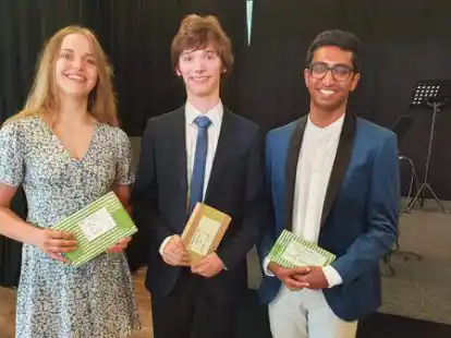 Sie legten mit der Traumnote 1,0 das bestes Abitur hin (v.l.): Jana Meyborg, Michael Wulfers und Jarnithan Ravichandran