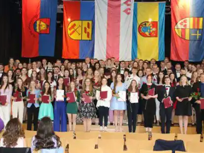 116 Abiturienten des Albertus-Magnus-Gymnasiums erhielten am Freitag ihre Abschluszeugnisse.