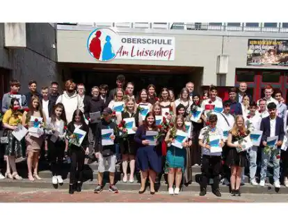 Mit ihrem Abschlusszeugnis starten 55 Sch&uuml;ler der Oberschule Luisenhof in Einswarden in einen neuen Lebensabschnitt.
