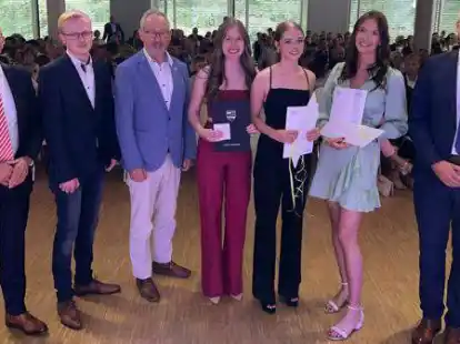 Schulleiter G&uuml;nter L&uuml;bke, Johannes Meyer (ausgezeichnet f&uuml;r hervorragende Leistungen in der Informatik), stellvertretender Landrat Hermann Schroer, Margarethe-Marie Storck (bestes Abitur mit 1,1), Katharina Knagge (drittbestes Abitur mit 1,2), Marie Witte (zweitbestes Abitur mit 1,2), und Leiter des Beruflichen Gymnasiums Timo M&ouml;hlenkamp.