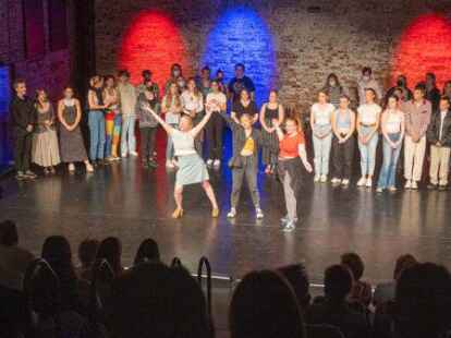 Auftaktveranstaltung in der Exerzierhalle: Am Samstag haben die Jugendtheatertage in Oldenburg begonnen.