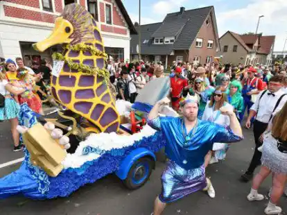 Eine Nummer kleiner als &uuml;blich, aber mit bestens gestimmten Aktiven: Rund 60 Umzugsgruppen pr&auml;sentierten sich am Samstagnachmittag beim Faschingsumzug den Zaung&auml;sten zwischen Bergedorfer Stra&szlig;e und Habbr&uuml;gger Weg.
