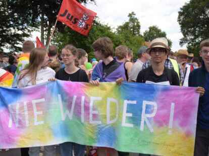 Hunderte Demonstranten protestierten gegen das AfD-Treffen. Bild: Fabian Steffens