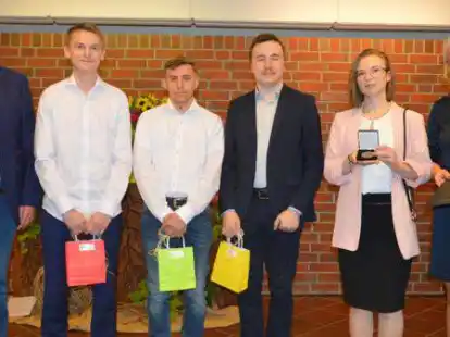 Als beste Sch&uuml;ler wurden durch den 1. Kreisrat Ludger Frische (links) und die stellvertretende Schulleiterin Heike Brinkhus (rechts) besonders geehrt: Marvin Meyer (von links), Rene Fr&ouml;mmel, Mathis Dr&ouml;ge und Ekaterina Herliz.