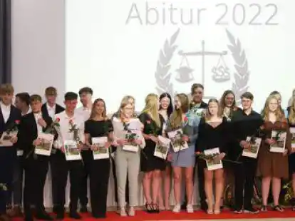 Am Beruflichen Gymnasium der BBS Varel haben 29 Sch&uuml;lerinnen und Sch&uuml;ler ihre Abiturpr&uuml;fung 2022 bestanden.
