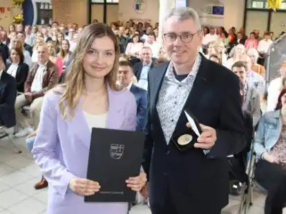 Abi-Entlassfeier an der BBS Friesoythe: Sophia Meinerling aus B&ouml;sel wurde als Jahrgangsbeste (1,0) von Kreisrat Ansgar Meyer ausgezeichnet.