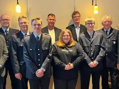 Auf der Jahreshauptversammlung der Freiwilligen Feuerwehr Kirchhatten: (v. l.) Guido Heinisch, Torben L&uuml;schen, Lars Deeken, Ren&eacute; Deeken, Lars Jan&szlig;en, Lisa Grotel&uuml;schen, Johannes gro&szlig;e Beilage, Lucas D&uuml;&szlig;mann, J&uuml;rgen Brumund und Stefan Heinke.