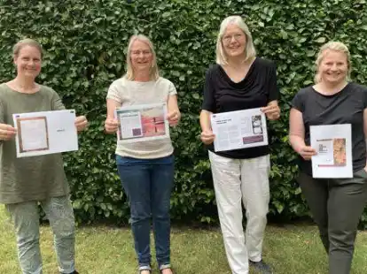 Gestalten das Layout f&uuml;r den neuen Gemeindebrief: Mirjam Wolf (von li.), Susanne W&ouml;hler, Hildburg Hinrichs und Jessica Ludwig