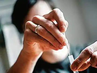 Damit Corona-Selbsttests ein verl&auml;ssliches Ergebnis liefern, h&auml;lt man sich am besten an die Anleitung.