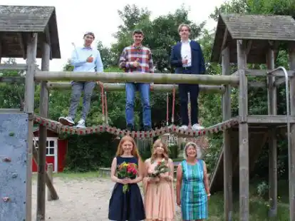 Reihe oben: v.l.n.r. Mathias Mayr, Felix Onnen und Bosse B&uuml;chen. Reihe unten: v.l.n.r. Luca Mi&szlig;mahl, Lena Onnen und Klassenlehrerin Elke Gerdes. Es fehlt Alea Behrend