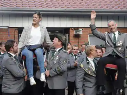 B&ouml;sels neuer Sch&uuml;tzenk&ouml;nig Andreas Kurmann und seine Lebensgef&auml;hrtin Annika Brake lassen sich nach dem K&ouml;nigsschie&szlig;en feiern.