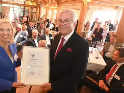 Mirja Viertelhaus-Koschig (Vorstandsvorsitzende der Wirtschaftlichen Vereinigung &bdquo;Der kleine Kreis&ldquo;) &uuml;berreicht Franz Grimme den &bdquo;Oldenburger Wirtschaftspreis&ldquo;.
